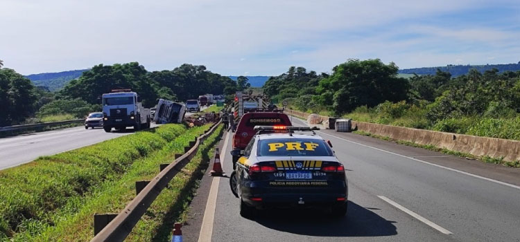 TRÂNSITO: Caminhão carregado com produto corrosivo tomba e interdita a BR 376.