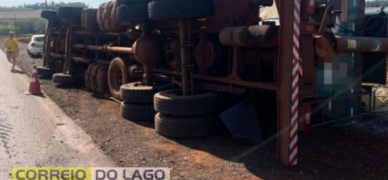 TRÂNSITO: Caminhão carregado com ração tomba às margens de rodovia em Santa Helena.