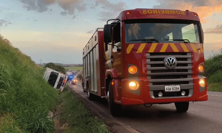 TRÂNSITO: Caminhão com produto perigoso tomba na BR 163 em Lindoeste.