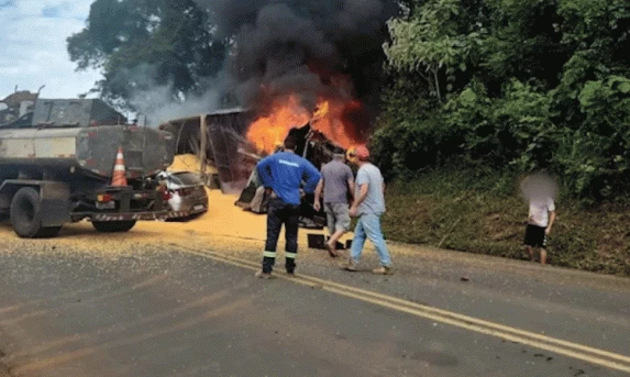 TRÂNSITO: Caminhão pega fogo após grave acidente na PR 483 em Francisco Beltrão.