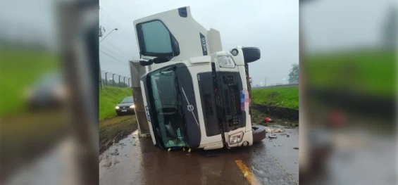 TRÂNSITO: Caminhão tomba e esmaga passageiro que foi ejetado do veículo.