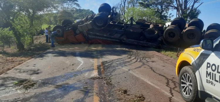 TRÂNSITO: Caminhão tomba e interdita a PR 488 entre Santa Helena e Diamante D'Oeste.