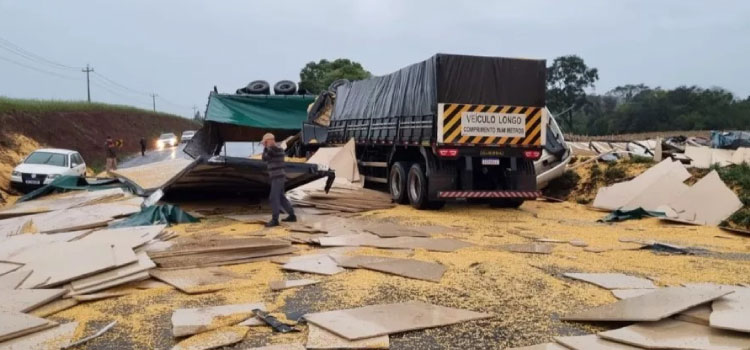 TRÂNSITO: Caminhões batem e interditam PR-280 em Mariópolis.