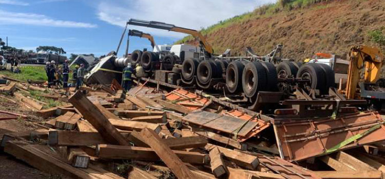 TRÂNSITO: Caminhoneiro fica preso às ferragens após tombamento na BR-163 próximo a Lindoeste.