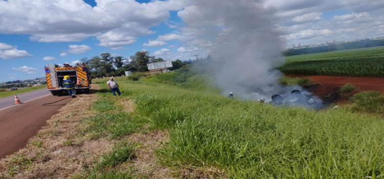 TRÂNSITO: Caminhonete pega fogo após capotamento na BR-467.