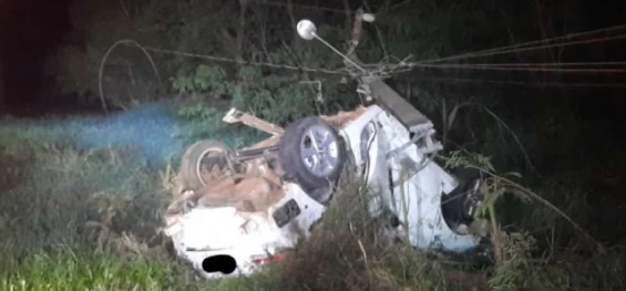 TRÂNSITO: Capotamento deixa motorista morto na PR-495 em Santa Helena.