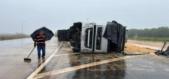 TRÂNSITO: Carregada com soja, carreta tomba na BR-163 após ser fechada por outro veículo.