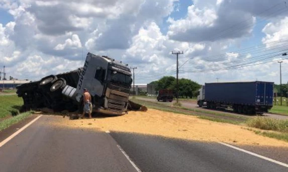 TRÂNSITO: Carreta Bitrem tomba e espalha a carga de soja na BR-277.