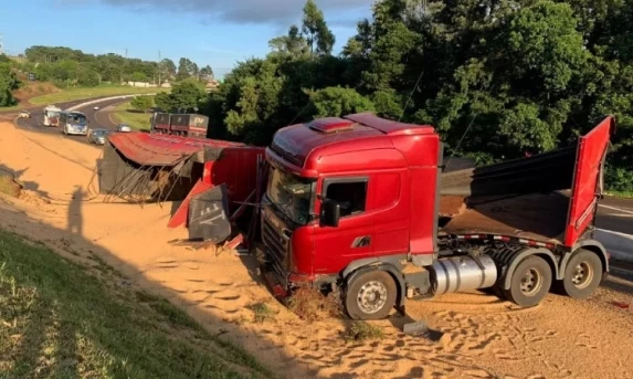 TRÂNSITO: Carreta carregada com grãos tomba e interdita pista na rodovia PRc-467, próximo ao viaduto da Jacarezinho.