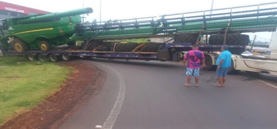 TRÂNSITO: Carreta com Colheitadeira Quase Tomba no Trevo Cataratas em Cascavel.