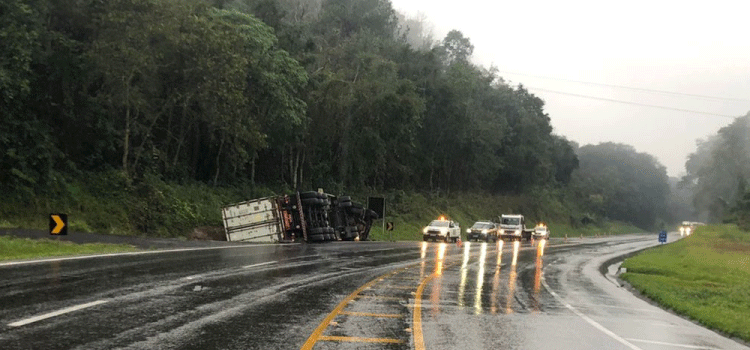 TRÂNSITO: Carreta “Container” tomba no KM 241 da BR 277.