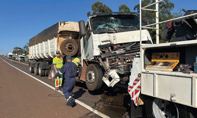 TRÂNSITO: Carreta fica destruída após colisão na BR-277.