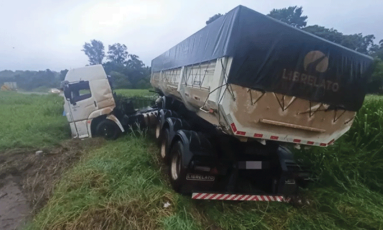 TRÂNSITO: Carreta sai da pista e para em canteiro central da BR 163 em Cascavel