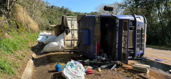 TRÂNSITO: Carreta tomba e deixa duas vítimas feridas em Rio Bonito do Iguaçu-Pr.
