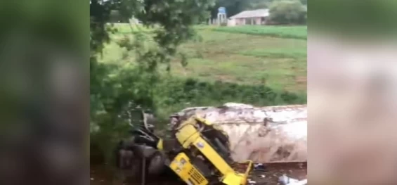 TRÂNSITO: Carreta tomba e deixa uma vítima fatal no Km 394 da BR- 277.