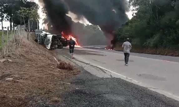 TRÂNSITO: Carreta tomba e é destruída por fogo em estrada do PR.