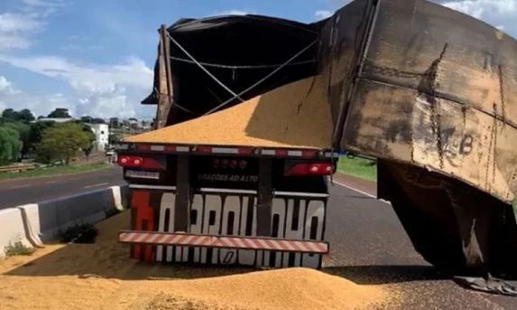 TRÂNSITO: Carreta tomba e interdita BR-467 no bairro São Cristóvão em Cascavel.