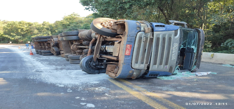 TRÂNSITO: Carreta tomba na BR-277 em Nova Laranjeiras e indígenas saqueiam a carga.