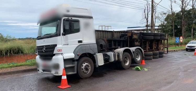 TRÂNSITO: Carreta tomba na marginal da BR-277, em Cascavel.