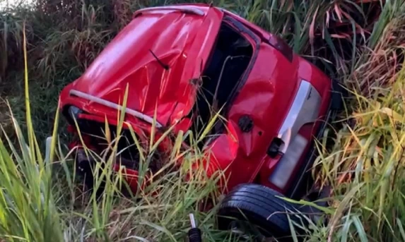 TRÂNSITO: Carro cai em barranco após batida com carreta na BR 369, em Cascavel.