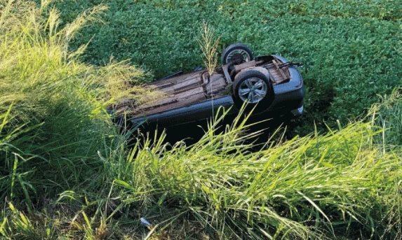 TRÂNSITO: Carro cai em ribanceira após capotar na BR 277 em Santa Tereza do Oeste.