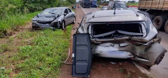 TRÂNSITO: Carro com 7 pessoas bate em veículo parado no acostamento da BR 163.