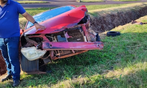 TRÂNSITO: Carro é destruído em colisão com bitrem na BR-277.