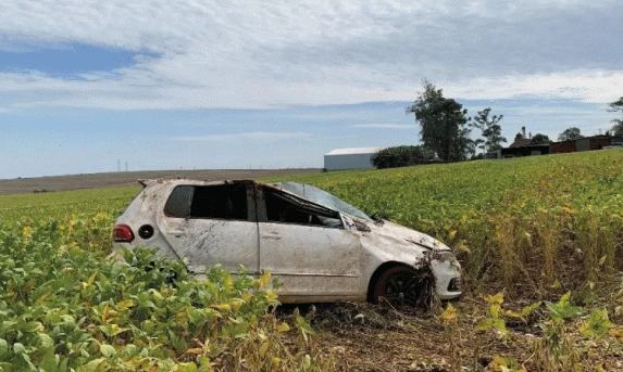 TRÂNSITO: Carro fica destruído após capotar na BR-277 em Santa Tereza do Oeste.