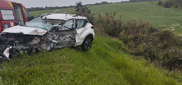 TRÂNSITO: Carro fica pendurado em barranco após violenta colisão de trânsito na BR-277 em Cascavel.