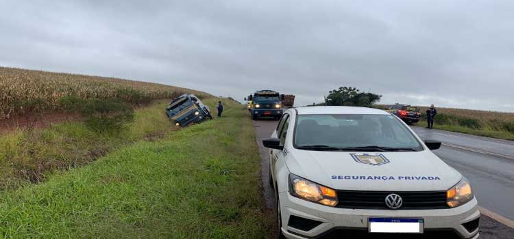 TRÂNSITO: Carro-forte sofre saída de pista e caí em valeta na BR-369 entre Corbélia e Cascavel.
