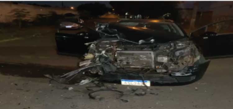 TRÂNSITO: Colisão de forte impacto entre carro e ônibus é registrada na Rua da Amizade.