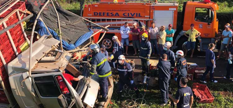 TRÂNSITO: Colisão entre dois caminhões mobiliza Aeromédico na PR 484