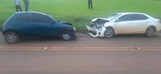 TRÂNSITO: Colisão frontal na PR-471 deixa três pessoas feridas em Três Barras do Paraná.