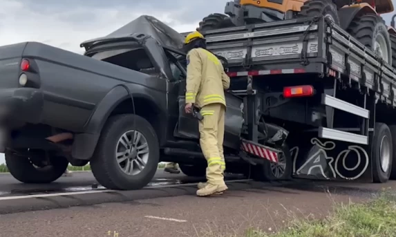 Trânsito: Colisão traseira fatal entre caminhonete e caminhão mobiliza equipes na BR-163