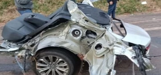 TRÂNSITO: Corolla parte ao meio em grave acidente com morte na BR-376.