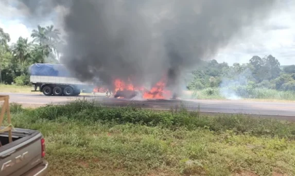 TRÂNSITO: Duas pessoas morrem carbonizadas em acidente entre carreta e carro na BR-369