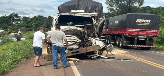 TRÂNSITO: Forte Colisão Envolvendo Duas Carretas na BR-163, Próximo a Santa Lúcia.