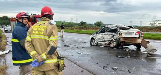 TRÂNSITO: Forte colisão frontal entre carro e carreta deixa um morto.