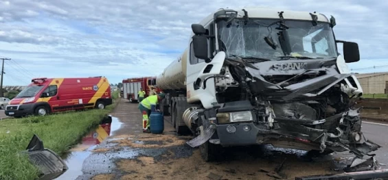 TRÂNSITO: Grandes filas se formam após colisão de carretas na BR-277 em Cascavel.