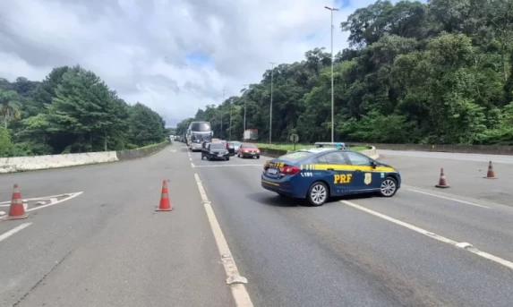 TRÂNSITO: Grave acidente deixa dois mortos e interdita BR-376; carreta atingiu vários veículos.