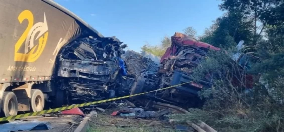 TRÂNSITO: Grave acidente entre caminhões na BR 153 deixa um morto em General Carneiro.