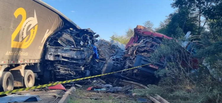 TRÂNSITO: Grave acidente entre caminhões na BR 153 deixa um morto em General Carneiro.