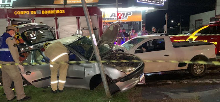 TRÂNSITO: Grave acidente na Avenida Brasil deixa vítima enclausurada; motorista envolvido foge do local.