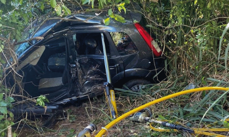 TRÂNSITO: Grave Acidente na BR-272 Deixa Mulher Presa às Ferragens.