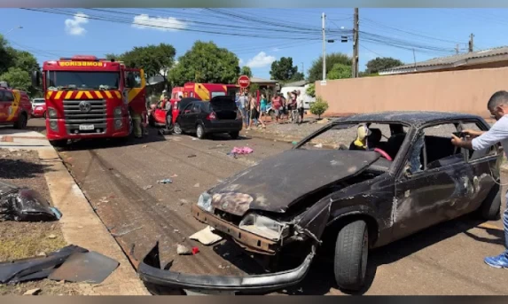 CASCAVEL: Grave colisão é registrada no Floresta: criança sem cadeirinha está entre as vítimas.