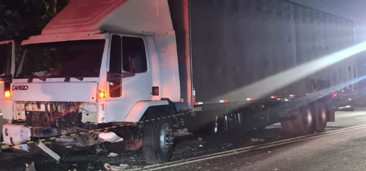 TRÂNSITO: Homem de 40 anos morre ao colidir carro de frente com caminhão na PR-483.