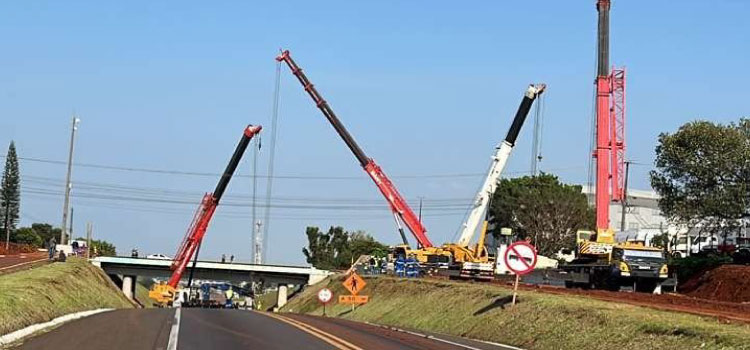 TRÂNSITO: Içamento de vigas de viaduto interdita trecho da BR-277 em Cascavel.