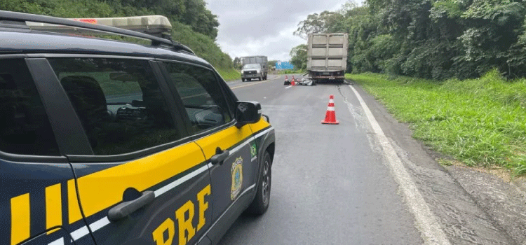 TRÂNSITO: Jovem de 24 anos morre em acidente entre moto e caminhão na BR 277 em Irati.