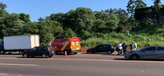 TRÂNSITO: Jovens ficam feridas em acidente na BR 277, próximo ao Trevo Cataratas.