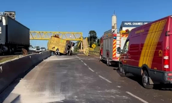 Trânsito Lento: Caminhão tomba no Trevo Cataratas e mobiliza equipes na BR-277 em Cascavel
